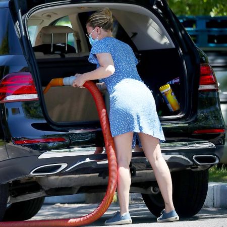 Scarlett Johansson loading something in her car